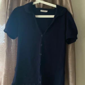 Kortärmad kofta - Högst oklar!  blus men i koftliknande material 