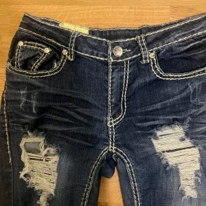 Jeans - Säljer dessa supersnygga true religon liknande jeansen. De är i jättefint skick och väldigt skönt material. De saknar dock knappar på bakfickorna. Har även sytt in de i midjan men de kan fixas om då jag inte klippt av tyget. Dm för mer!<3