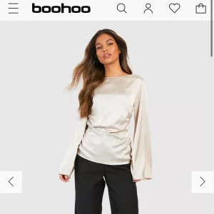 satintopp - säljer denna jätte fina satintopp från boohoo! 💞 helt i nyskick och aldrig använt innan, tycker inte den passar min stil längre 🤍 jättebra silkematerial och skön! 