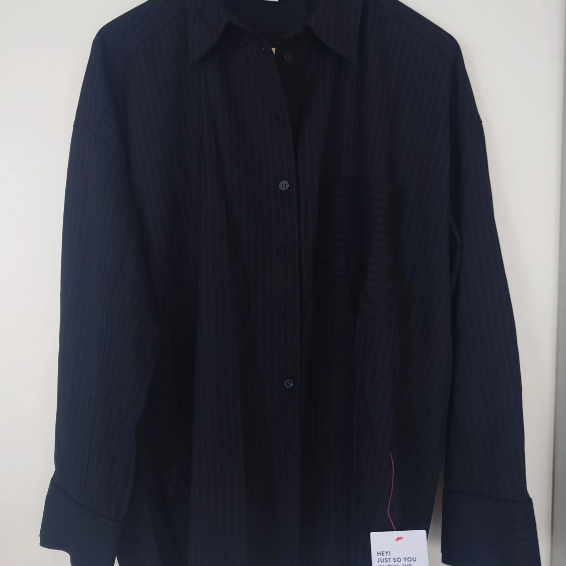 Svart skjorta med vita ränder (oanvänd)