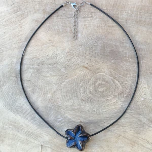 Blomm-halsband  - Halsband i porslins pärlor. Finns i grön-blå och brun-blå