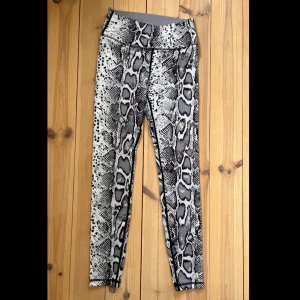 Träningstights aimn - Från aimin!! Aldrig använda då de varit försmå för mig sen jag fick dom 🤪🦦