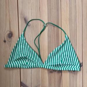 Randig bikinitop  - Tyvärr är den lite solkrämsfläckig innuti ser inte så trevligt ut men den är tvättad! 😇