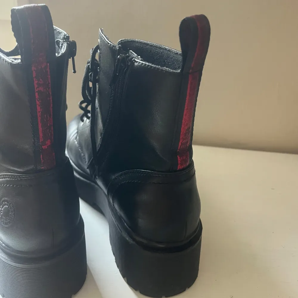 Köpte dessa låga boots med dragkedja på sellpy förra året men de har inte kommit till användning. Väldigt bra skick, säljer för 300kr. Kengät.