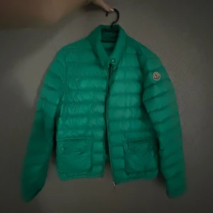 Moncler jacka  - Säljer en skit cool moncler dunjacka! Den har en skit snygg och unik färg! Den har en fint skick! Vid frågor eller fler bilder är det bara att höra av sig! 💚 