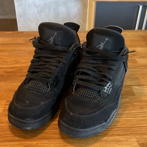 Black cat - Fint skick utanpå, skav i övre häl därav priset. Inget som stör komforten och inget som syns vid användning.