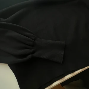 Svart tröja - Svart tröja. Tight i ärmarna och vid midjan. Sitter otroligt fint på. Raksydd i halsen.