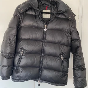 Moncler jacka  - Säljer min moncler eftersom den börjar bli liten. Den sitter som en S och är i storlek 1. Inköpt för 3000kr. Finns även qr kod som visar att den är äkta. Skriv vid frågor❣️❣️