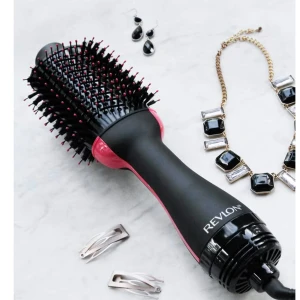 Blowout brush  - Säljer den populära värmeborsten från revlon  använd 2-3 gånger. 