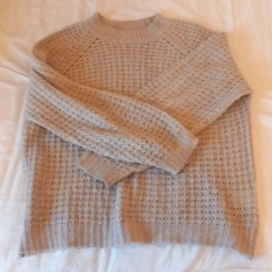 Beige stickad tröja från lager 157 - Säljer en supermysig beige stickad tröja från lager 157 i storlek M. Perfekt för kyliga dagar med sitt snygga stickade mönster och bekväma passform. Tröjan har långa ärmar och en rund halsringning. Passar perfekt för alla tillfällen, används ett fåtal gånger💗