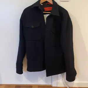 Tjena säljer nu en Selected Homme ulljacka (The lumber jacket)  Jackan är i bra skick 9/10 och har inga tecken på användning Passar bra både till hinter och höst/vår Nypris ca 1000 kr, mitt pris 349 kr