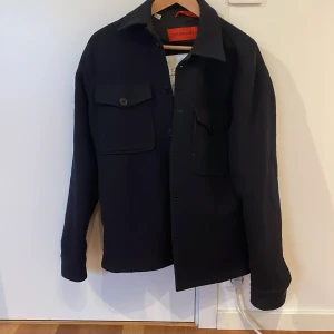 Ulljacka Selected Homme - Tjena säljer nu en Selected Homme ulljacka (The lumber jacket)  Jackan är i bra skick 9/10 och har inga tecken på användning Passar bra både till hinter och höst/vår Nypris ca 1000 kr, mitt pris 349 kr