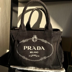 Prada väska  - Jättefin väska demin väska från Prada💞 lite sliten på handtagen se bilder! 