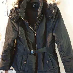 Fin vinterjacka - Fin vinterjacka med pälshuva.