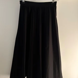 Lgr 157 kjol  - Lgr 157 kjol i svart stl xs/s. Den är medel lång och räfflad med ett lite tjockare resor i midjan, skön!💗