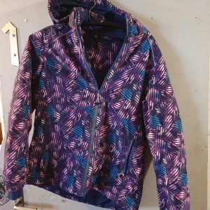 Barnjacka - Fin vinterjacka , trasig upphängare på jackan