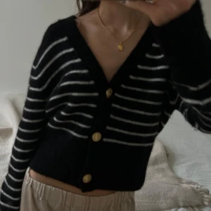 Stickad ull kofta - Stickad kofta med guld knappar i ullmix från & other stories i bra skick. Nypris var runt 800kr