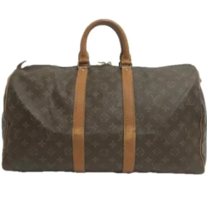 Louis Vuitton Keepall 45 - Louis Vuitton Keepall 45 är själva definitionen av lyx och sofistikerad stil inom reseutrustning. Perfekt storlek för en weekendresa eller som ett snyggt handbagage, den här ikoniska väskan lyfter vilken outfit som helst med sin tidlösa elegans. 