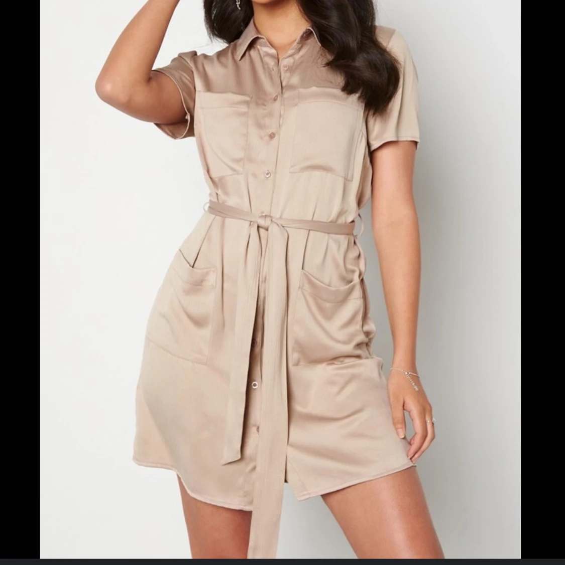 Beige kortklänning med knappar