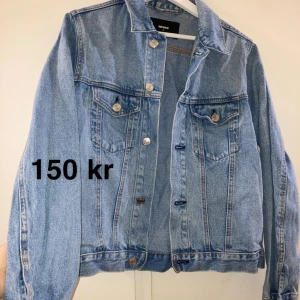 Clothes - Säljer fina kläder i bra skick! - Storlek:  klänning:(xxl) Skjorta:(M) Jeansjacka:(S) Stickadklänning:(M) Kappa:(M)  