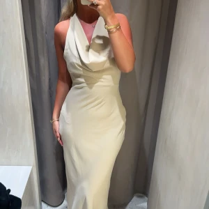 Kläning - Andvänd 3 gånger, köpt på zara!