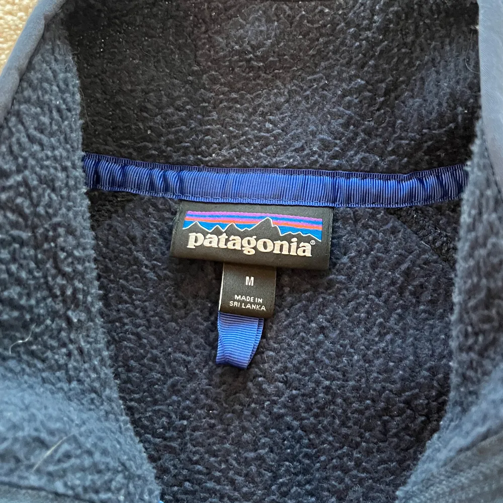 Säljer denna galet trendiga fleecejacka från Patagonia. Den är knappt använd och perfekt för kyliga höstdagar. Size - M | Skick - 8/10 | Vid eventuella frågor eller funderingar tveka inte att höra av dig 😊. Tröjor & Koftor.