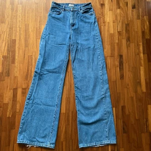 Vida jeans - Vida jeans med högmidja, lite slitna längst ner där bak (se sista bild), fint skick annars, jeansmodell Jackie från Lindex, storlek 36, skriv vid frågor🫶