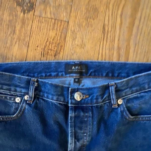 A.P.C Petit New Standard jeans - Blåa apc jeans i storlek 32 och i nyskick inga defekter eller fläckar skriv om ni har frågor