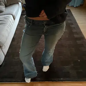 Så snygga bootcut jeans med detaljer på sidorna, låg/mid waist stl 36❣️