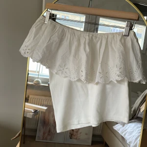 Vit topp  - Vit sommar topp med blommig volang❤️ används fåtal gånger
