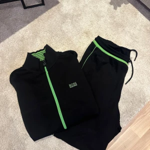 Hugo Boss set - Säljer detta mjukisset från Hugo Boss. Fint skick. Överdelen är i storlek L och underdelen är i storlek XL