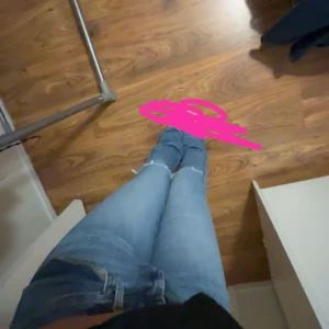 Låg midjade ljus blåa jeans -  Låg midjade jeans me hål knappats andvända.