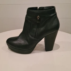Svarta skinnstövletter med klack - Snygga svarta stövletter i skinn med hög klack och dragkedja på sidan. Inte så mycket använda.