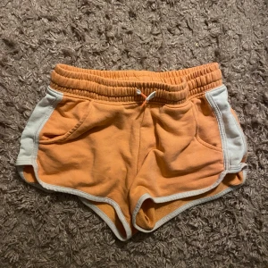 Pyjamas shorts  - Neon orange pyjamas shorts från hm😚 har använts flitigt 