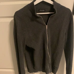 Jack&jones zip två styck  - Två zip tröjor 9/10 skicka använda ett fåtala gånger Storlek s 350 för båda  150 för en 