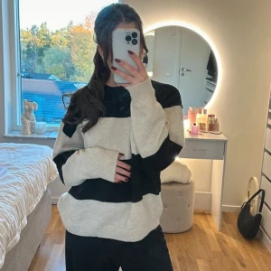 H&M stickad tröja  - Stickad tröja från h&m i storlek S, créme vit och svart. I nyskick och aldrig använd. 