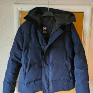 Canada goose jacka herr - rätt bra skick, litet hål på armen av glöd men syns knappt, varm, priser kan diskuteras då jag vill bli av med den så fort som möjligt