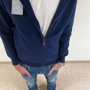 Stickad marin blå Kahmir hoodie - Tjena säljer nu denna dunder feta Kashmir hoodien. Perfa nu inför det kallare halvåret, tröjan är aldrig använd och är i 10/10 skick 