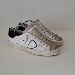 Philippe model skor  -  Hejsan! Denna modell ska vara smutsig🙌🏽. Skick 8,5/10. Storlek 39 men passar 39,5-40🍾. Jätte fina för priset! Använda ca 1-2 månader💫. Nypris: 4250kr dustbag, qr kod, Philippe model kort och Box följer med! OBS! Liten defekt under skon😉💫