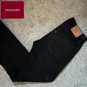 Levis 501  - Den extremt populära modellen 501 av Levis. Helt svarta. Små slitage vilket smälter in fint i designen!