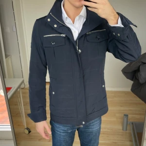 J.Lindeberg field jacka - Marinblå/Navy fieldjacka från J.Lindeberg i storlek M, fint skick där inga defekter förekommer. Skriv om du har några funderingar :)