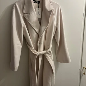 Ny oanvänd kappa från BikBok - Säljer min kappa jag köpte som inte kommit till användning. Helt oanvänd med lappar på . Jättefin passform och färg . Storlek S , off white  . Kappan är i ull-mix  Finns i Birkastan Steriksplan. Mitt pris 450kr  Kan skickas . Mvh Maria 