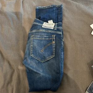 Dondup George  - Säljer dessa feta dondup George jeans. 10/10 skick, nypris: 3500 mitt pris: 1000. Helt nya, skriv vid minsta fundering!