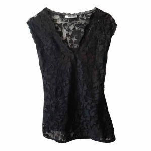 Spets topp - Säljer en spets topp från Gina tricot som inte kommit till användning, det finns hål i bak och lite lösa trådar i fram (se sista bilderna) som fanns där när jag köpte den. Därav priset.(Första bilden lånad, resten är mina)💓