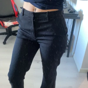 Kostymbyxor - Vanliga kostymbyxor från Lindex! Super fina och ”tjocka” i materialet. Långa i benen, jag är 170. Sitter perfekt 