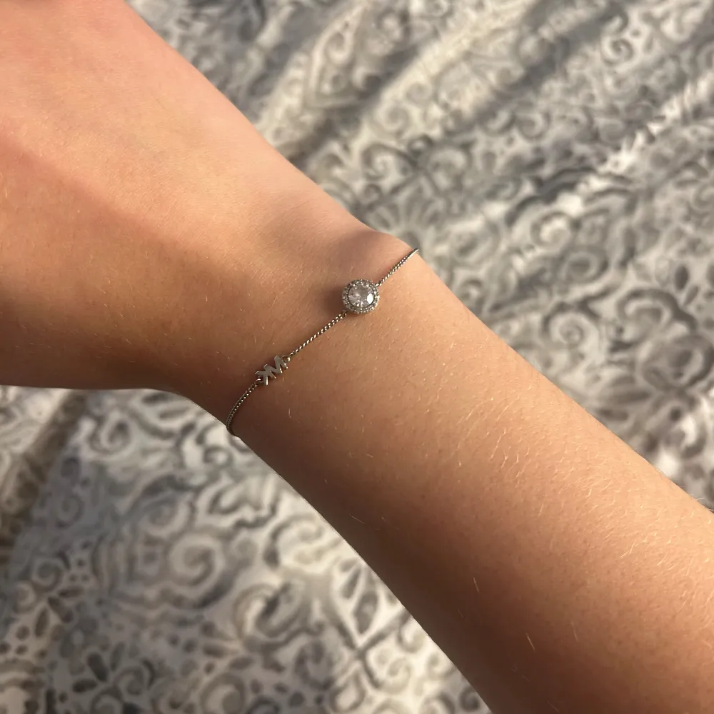 Inte använt mycket säljer det för att jag inte använder silver smycken❤️. Accessoarer.