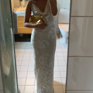 Balklänning - Superfin balklänning från rat&boa i silkesliknande material, lite sönder nedtill (se sista bilden). Ord. pris 2 339kr