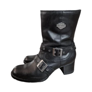 Harley Davidson boots st 37 - Boots i mycket fint skick från MC-märket Harley Davidson. De är gjorda i äkta läder. Mått Klack: 5,5 cm Undersida: 34,5 cm Höjd (- klack): 17 cm