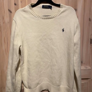 Ralph lauren tröja - Säljer denna Ralph lauren tröja i färgen beige. Storlek m i barnstorlek. Passar xs-s/m. Väldigt bra skick, använd fåtal gånger. 