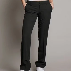 Kostymbyxor - Kostymbyxor från bikbok i modellen Vera. Dem är utsvängda och lågmidjade🥰köpte för 499🤗